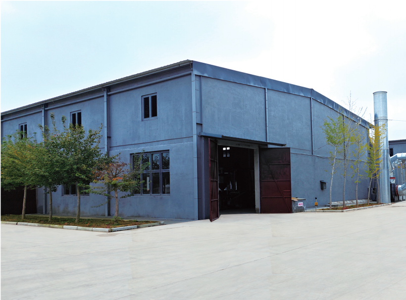 公司办公楼外景，现代建筑风格，玻璃幕墙，绿植环绕