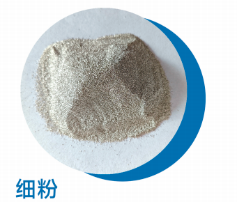 金属板材加工车间，工人操作激光切割机，金属板材整齐堆放